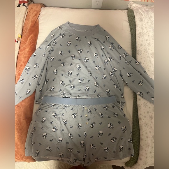 American eagle snoopy bow plush pj set. 
Sold as set. 
Size XL
Soft, plush, cute - Picture 2 of 2